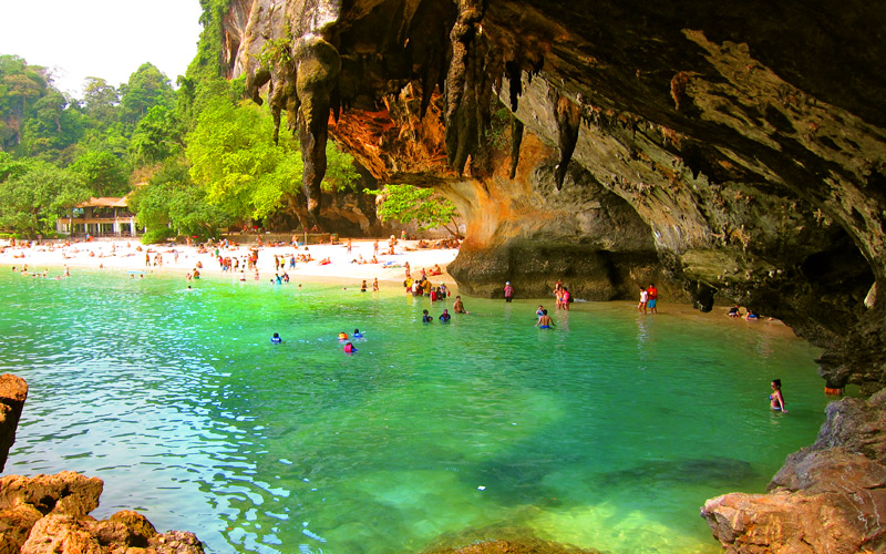 หาดถ้ำพระนาง